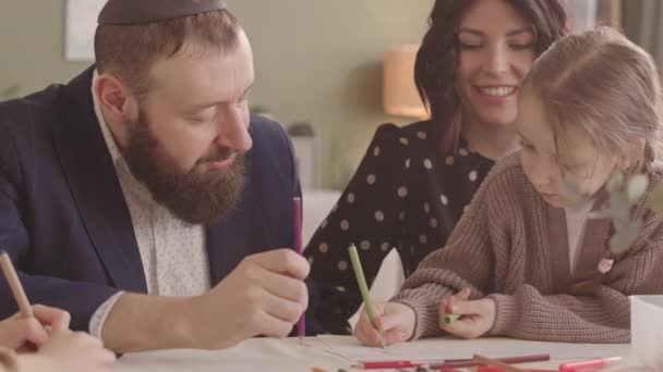 Niña Dibujando Postal Hanukkah Mientras Celebra Esta Fiesta Junto Con — Vídeo de stock