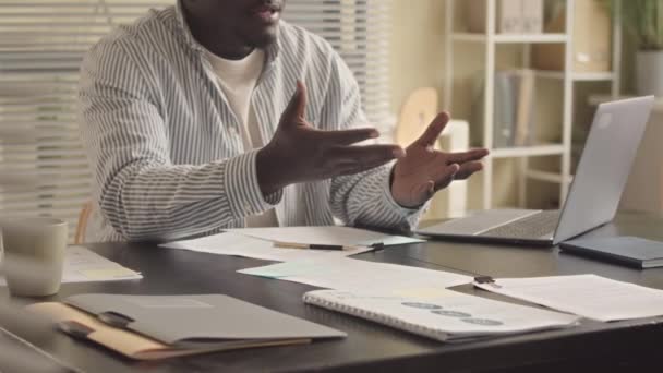 Oříznutý Záběr Afroamerického Kandidáta Muže Při Pohovoru Moderní Kanceláři Potřesení — Stock video
