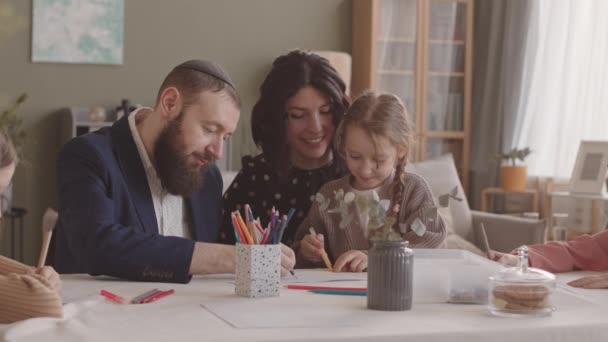 Сучасна Весела Єврейська Сім Ять Разів Проводить Дозвілля Разом Вдома — стокове відео