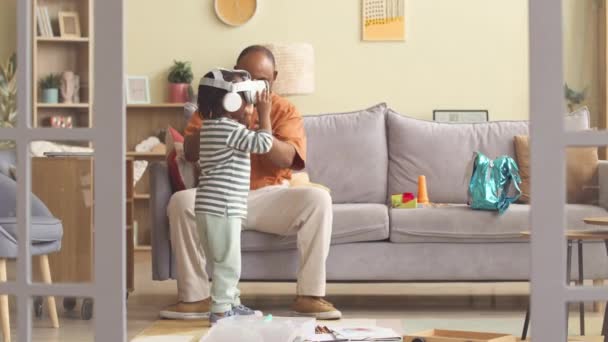 Słodkie Afroamerykańskie Maluch Dziewczyna Noszenie Zestaw Słuchawkowy Zabawy Ojcem Domu — Wideo stockowe