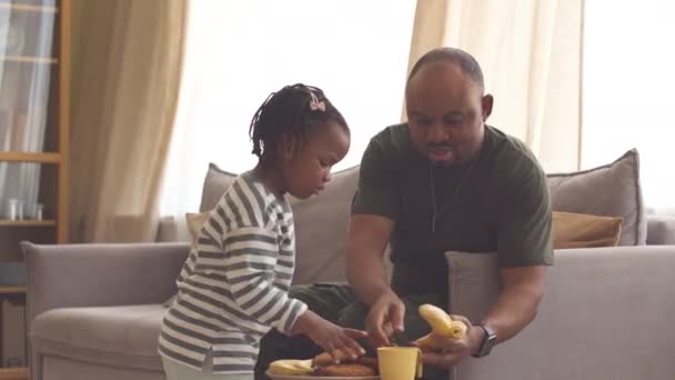 Padre Militare Afroamericano Trascorrere Del Tempo Insieme Sua Figlia Anni — Video Stock