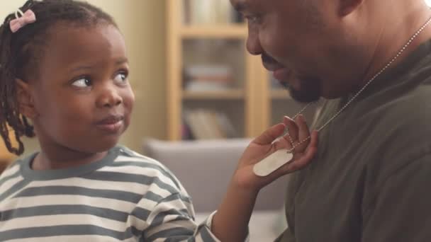 Csinos Kis Afro Amerikai Lány Aki Dögcédulát Vizsgálta Szeretett Apja — Stock videók