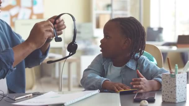 Roztomilý Rok Starý Afroameričan Dívka Nosí Sluchátka Mikrofonem Sedí Stolem — Stock video