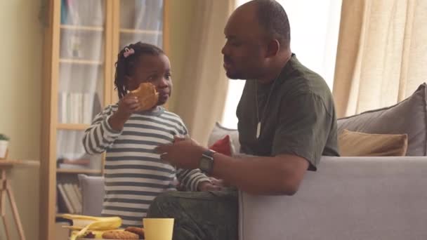 Afroamerikanischer Soldat Militäruniform Und Seine Hübsche Kleinkind Tochter Verbringen Zeit — Stockvideo