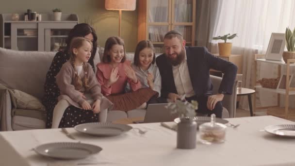 Fröhliche Fünfköpfige Jüdische Familie Videochat Mit Freunden Oder Verwandten Laptop — Stockvideo