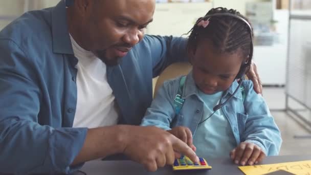 Roztomilý Letý Afroameričan Dívka Hrát Kalkulačka Při Pobytu Otcem Své — Stock video