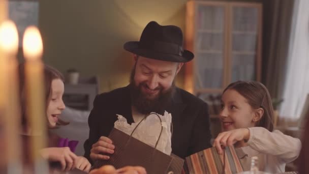 Єврейська Сім Дітьми Які Святкують Ханукку Вдома Проводять Святкову Вечерю — стокове відео