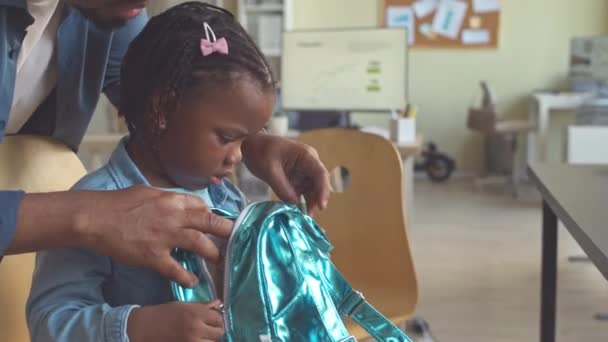 Černošky Muž Pomáhá Své Krásné Předškolní Dcera Zabalit Její Roztomilý — Stock video