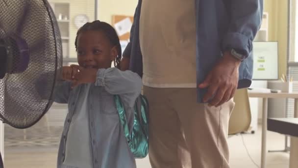 Šťastný Rok Starý Afroameričan Dívka Její Otec Baví Společně Stojící — Stock video