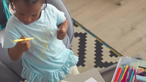 Góry Strzał Zabawy African American Maluch Dziewczyna Rysunek Kolorowych Kredek — Wideo stockowe