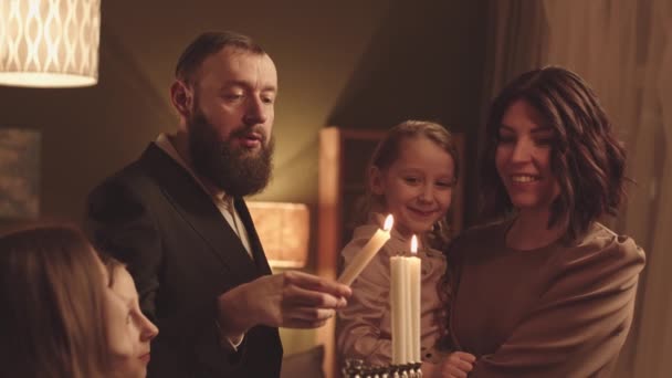 Glückliches Jüdisches Ehepaar Mit Drei Kleinen Töchtern Die Hause Gemeinsam — Stockvideo