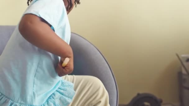 Kis Afro Amerikai Lány Rajz Sárga Zsírkrétával Világoskék Póló — Stock videók