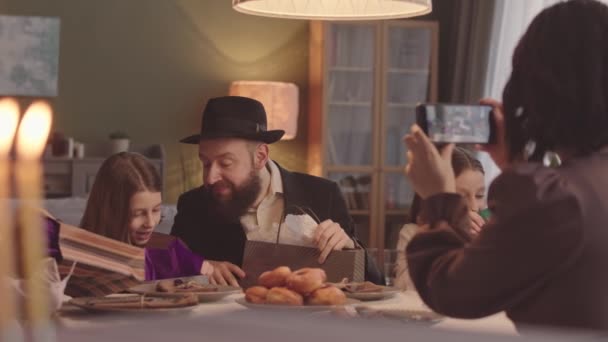 Família Judaica Moderna Cinco Celebrando Hanukkah Juntos Casa Mulher Gravação — Vídeo de Stock