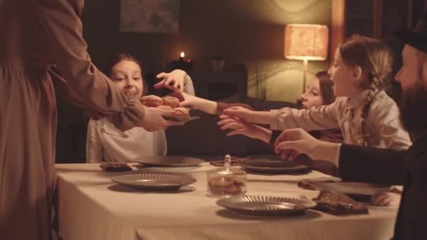 Szczęśliwa Młoda Żydówka Serwująca Pączki Galaretką Świątecznie Urządzonym Stole Świętująca — Wideo stockowe