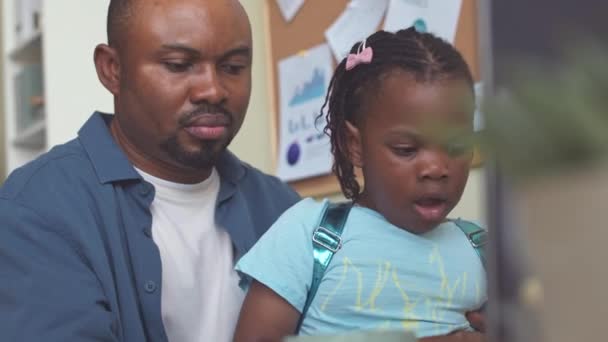 Afroamericano Bambina Seduta Padri Laps Sbadigliare Mentre Aspetta Lui Finire — Video Stock