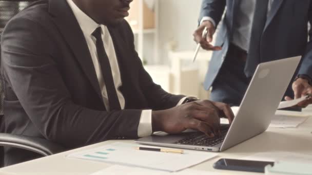 Afroamerikanischer Geschäftsmann Eleganten Schwarzen Anzug Bei Der Arbeit Laptop Modernen — Stockvideo