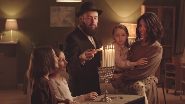 Barbudo Judío Hombre Iluminación Menorah Durante Hanukkah Celebración Familia Casa — Vídeo de stock