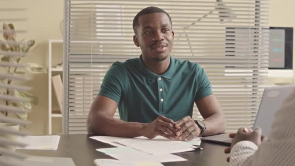 Молодой Афроамериканец Мужчина Менеджер Опроса Кандидата Пожимает Руку Сидя Столом — стоковое видео