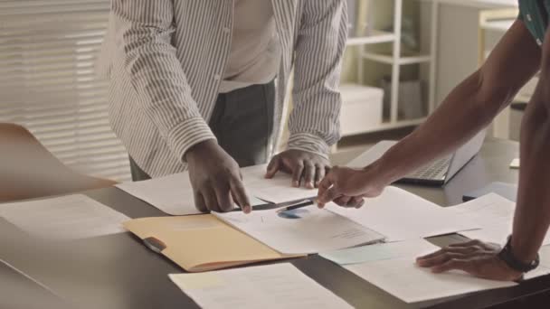 Ofis Masasında Yığınla Finansal Belgeyle Çalışan Tanınmayan Iki Afro Amerikalı — Stok video
