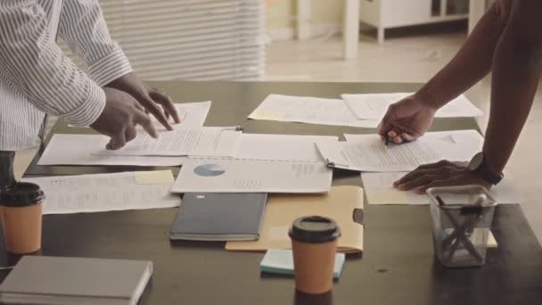 Обрезание Двух Афроамериканских Предпринимателей Мужчин Сравнивающих Бизнес Контракты Пожимающих Руки — стоковое видео