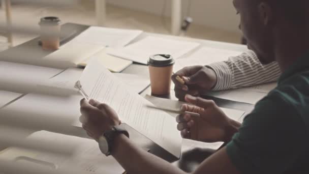 Два Успешных Молодых Чернокожих Бизнесмена Анализируют Финансовый Отчет Время Работы — стоковое видео
