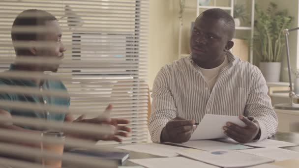 Молодой Чернокожий Мужчина Проходящий Собеседование Офисе Рассказывает Своем Рабочем Опыте — стоковое видео