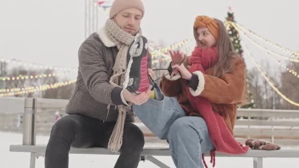 Genç Beyaz Adam Kış Tatillerinde Buz Patenlerinde Dışarıda Buluşurken Kız — Stok video