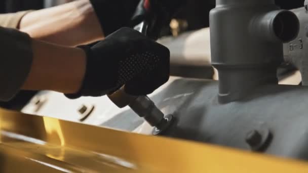 工业生产车间机械设备维修中使用曲柄螺栓扳手的机械师难以辨认 — 图库视频影像