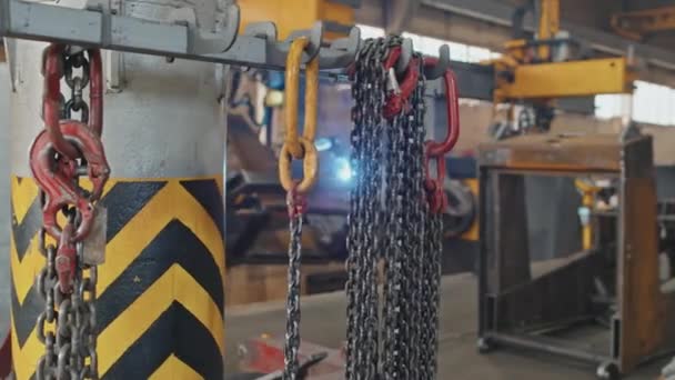 在工厂工作的自动化机器人焊机没有人中枪 — 图库视频影像
