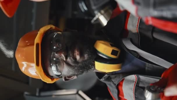 Vertikal Bild Ung Afrikansk Amerikansk Manlig Ingenjör Mekaniker Hatt Säkerhet — Stockvideo
