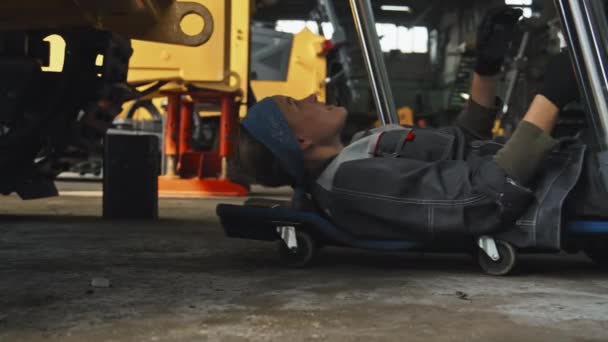 Mecánica Trabajadora Que Trepa Bajo Tractor Orugas Excavadora Para Arreglarlo — Vídeo de stock