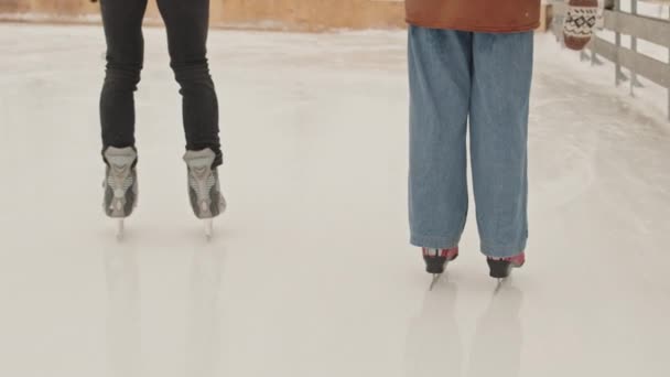 겨울철에 경기장 아이스 스케이트에서 활동적인 데이트 사랑에 코카서스 커플의 슬로우 — 비디오