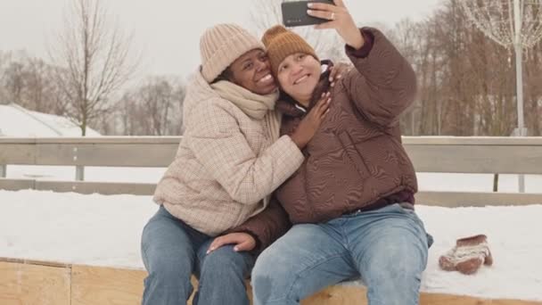 Inclinez Vous Slowmo Divers Couples Lesbiennes Prenant Selfie Portrait Smartphone — Video