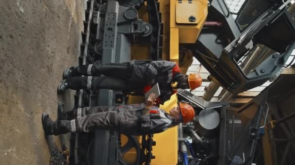 Traktör Fabrikasında Birlikte Çalışan Buldozer Makinesini Incelerken Dijital Tablet Kullanan — Stok video