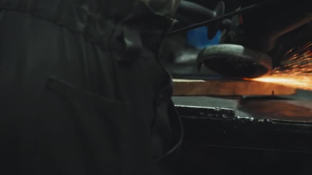 在工厂工作时使用特殊设备的无法辨认的焊机 — 图库视频影像