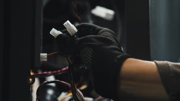 Nahaufnahme Eines Nicht Erkennbaren Elektrikers Schutzhandschuhen Der Drähte Serverraum Verbindet — Stockvideo