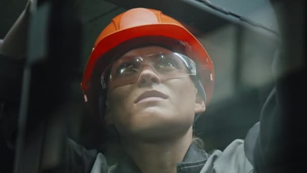 Σοβαρή Γυναίκα Τεχνικός Μηχανικός Σκληρό Καπέλο Και Γυαλιά Ασφαλείας Που — Αρχείο Βίντεο