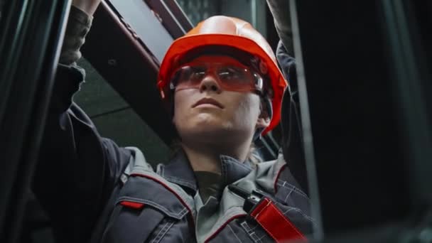 サーバー ルームのケーブルを接続する堅い帽子および安全メガネの集中された女性電気技師 — ストック動画