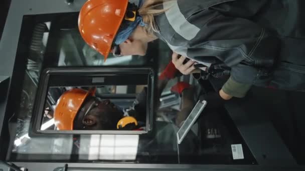 黑人男子扳手修理拖拉机平板计算机控制工作中的女性机械设备生产厂长直拍 — 图库视频影像