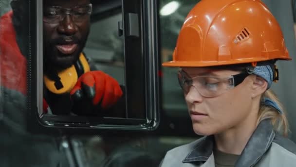 Vrouwelijke Industriële Fabriek Supervisor Met Digitale Tablet Spreken Tot Afro — Stockvideo