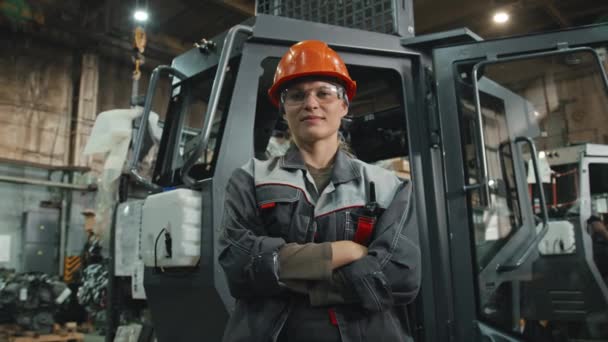 Retrato Ángulo Medio Bajo Una Trabajadora Planta Tractores Industriales Confiada — Vídeos de Stock