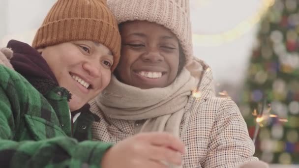 Multi Ethnische Lesbisch Paar Liefde Met Sterretjes Handen Tijd Doorbrengen — Stockvideo