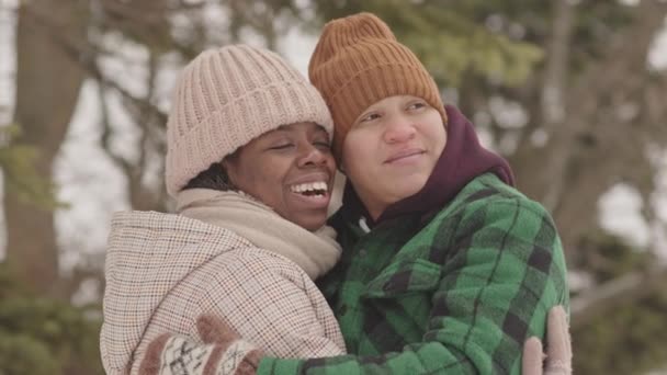 Peito Até Lentidão Feliz Multiétnico Lésbicas Casal Amor Abraçando Outro — Vídeo de Stock