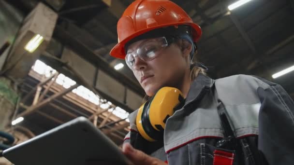 Bajo Ángulo Ingeniera Profesional Gafas Casco Gafas Seguridad Trabajando Tablet — Vídeos de Stock