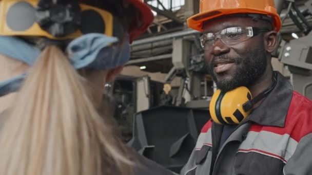 Trabajador Plantas Afroamericano Gafas Seguridad Sombrero Duro Hablando Con Una — Vídeos de Stock