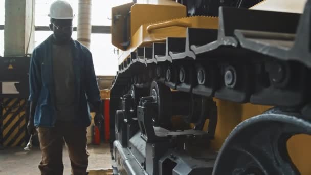 Afroamerikansk Servicetekniker Med Skruvnyckel Vid Reparation Traktor Vid Fabrik — Stockvideo