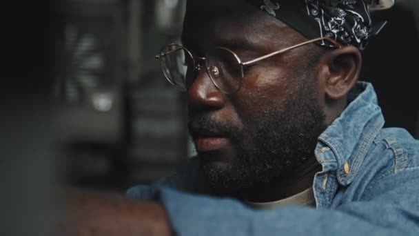 Traktör Fabrikasında Motorlu Taşıtları Tamir Eden Konsantre Afro Amerikan Tamirciye — Stok video