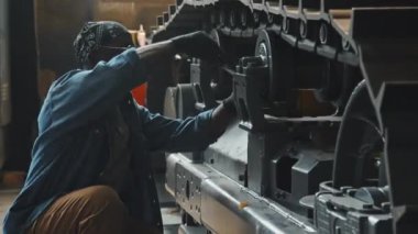 Fabrikada traktör tamir eden genç mekanikçilerden oluşan ırklar arası bir ekip.
