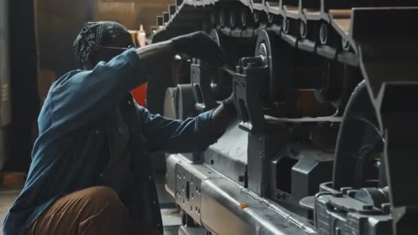 Equipo Interracial Jóvenes Mecánicos Profesionales Reparando Máquina Tractora Planta — Vídeos de Stock