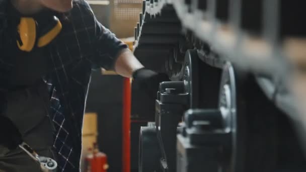 Ingeniera Profesional Gafas Seguridad Examinando Partes Máquina Tractora Planta — Vídeos de Stock